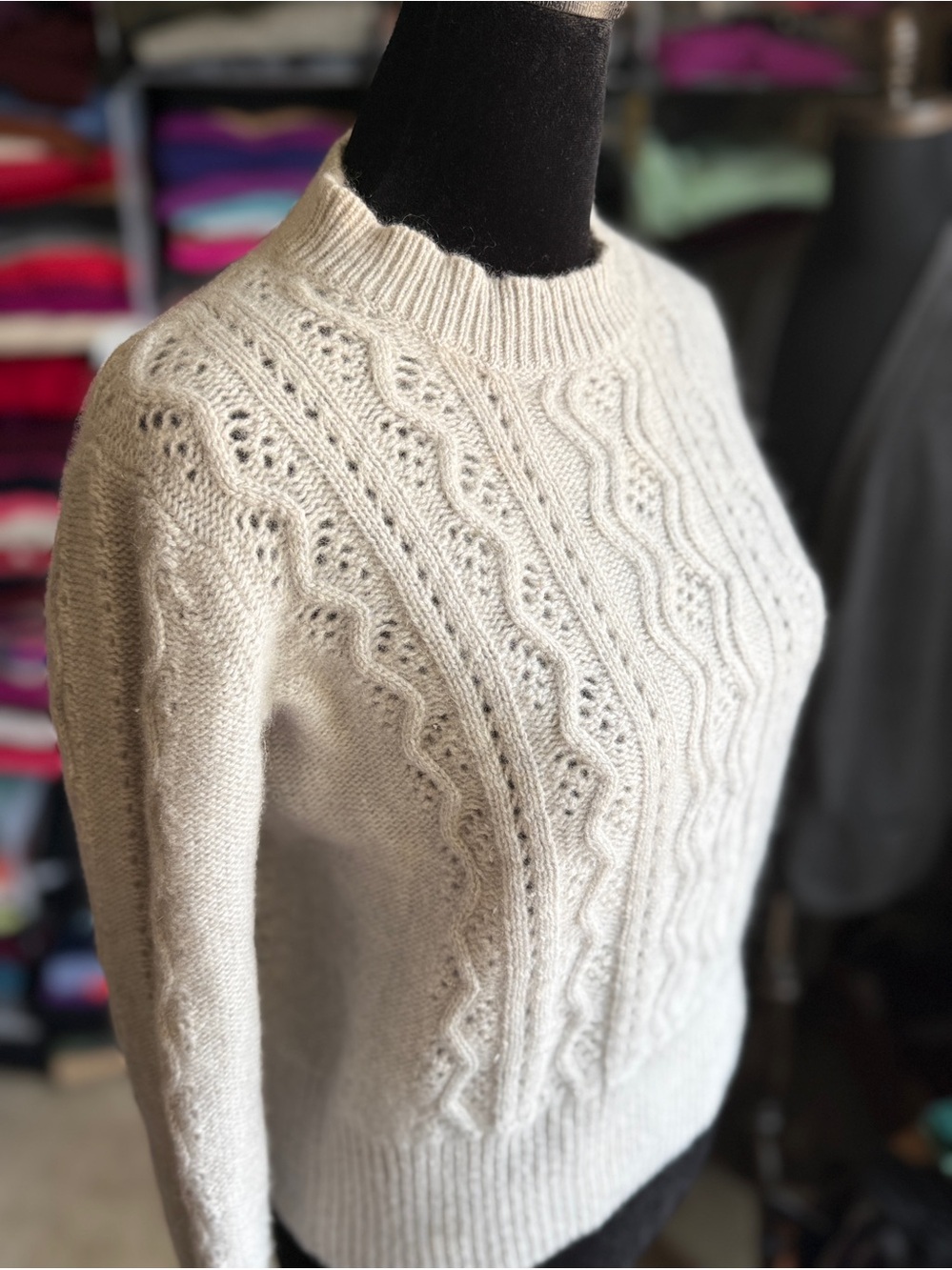 EXTRA SOFT Classic Cable Knit Crewneck Cashmere Sweater - pCream
